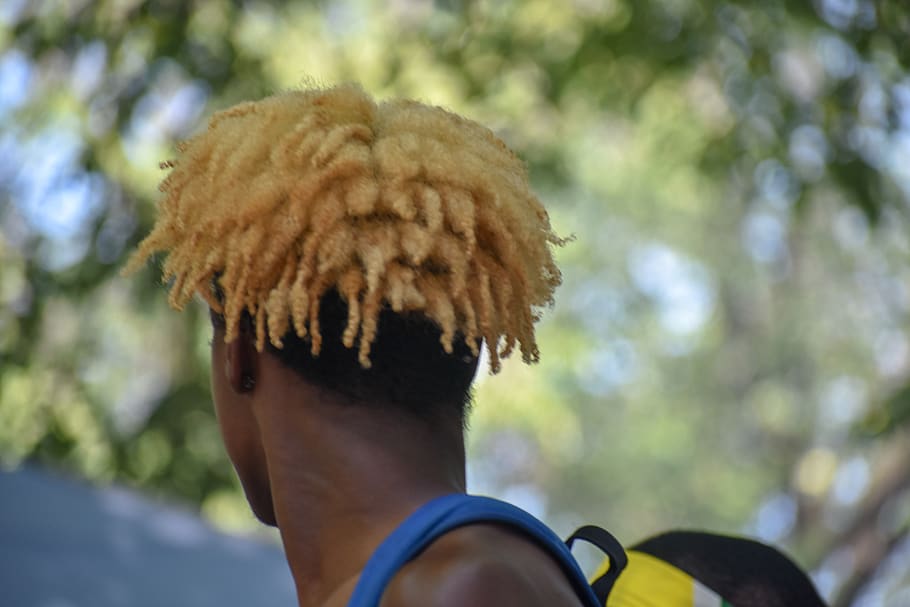 Man with Yellow Hair, back view, close-up, daylight, dreadlocks