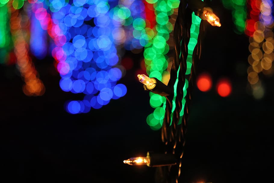 outside, lights, blurred, focused, dark, white, gold, yellow HD wallpaper