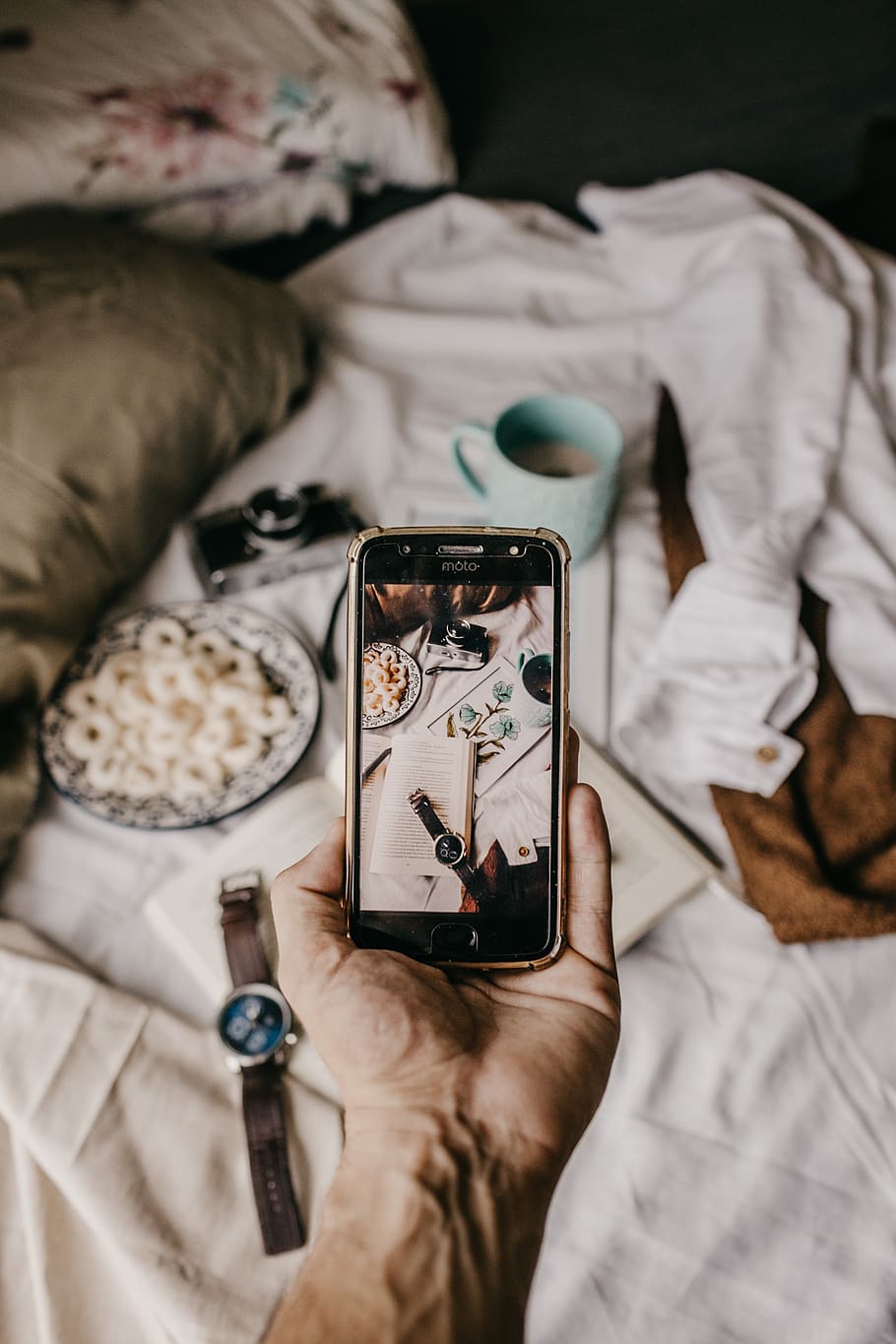 taking photo breakfast in bed using iphone, holding, human hand HD wallpaper