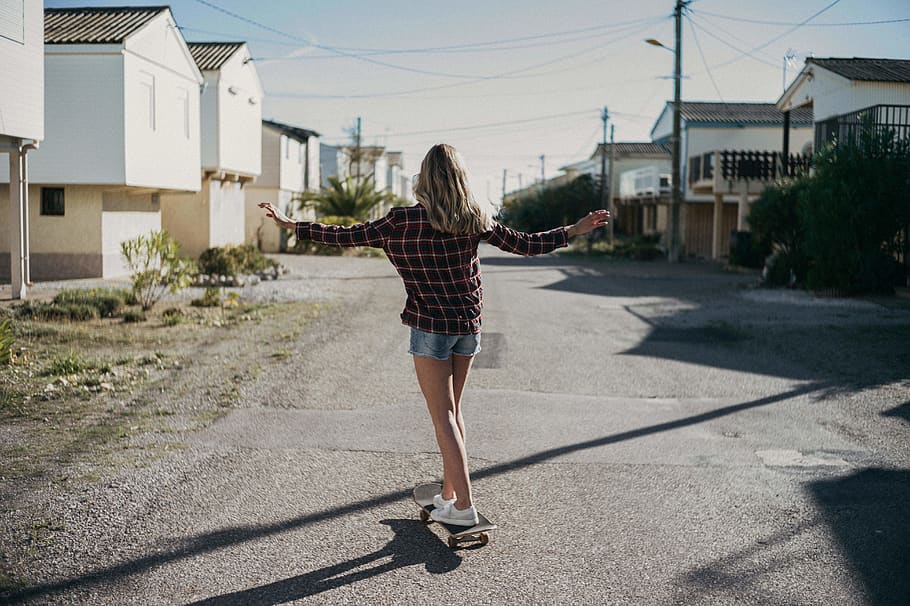 woman on skateboard cruisin on road under blue sky at daytime, HD wallpaper