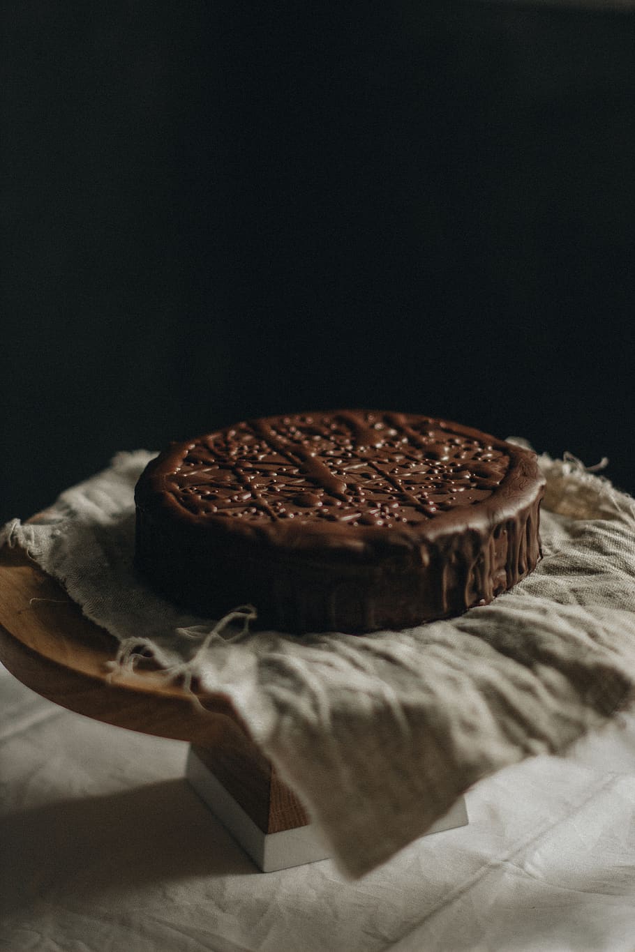 Chocolate Cake, baked, bakery, baking, cloth, cream, dairy product HD wallpaper