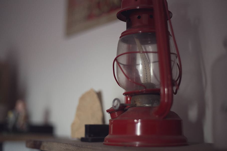 lantern, lanterne, retro, vintage, red, indoors, focus on foreground HD wallpaper
