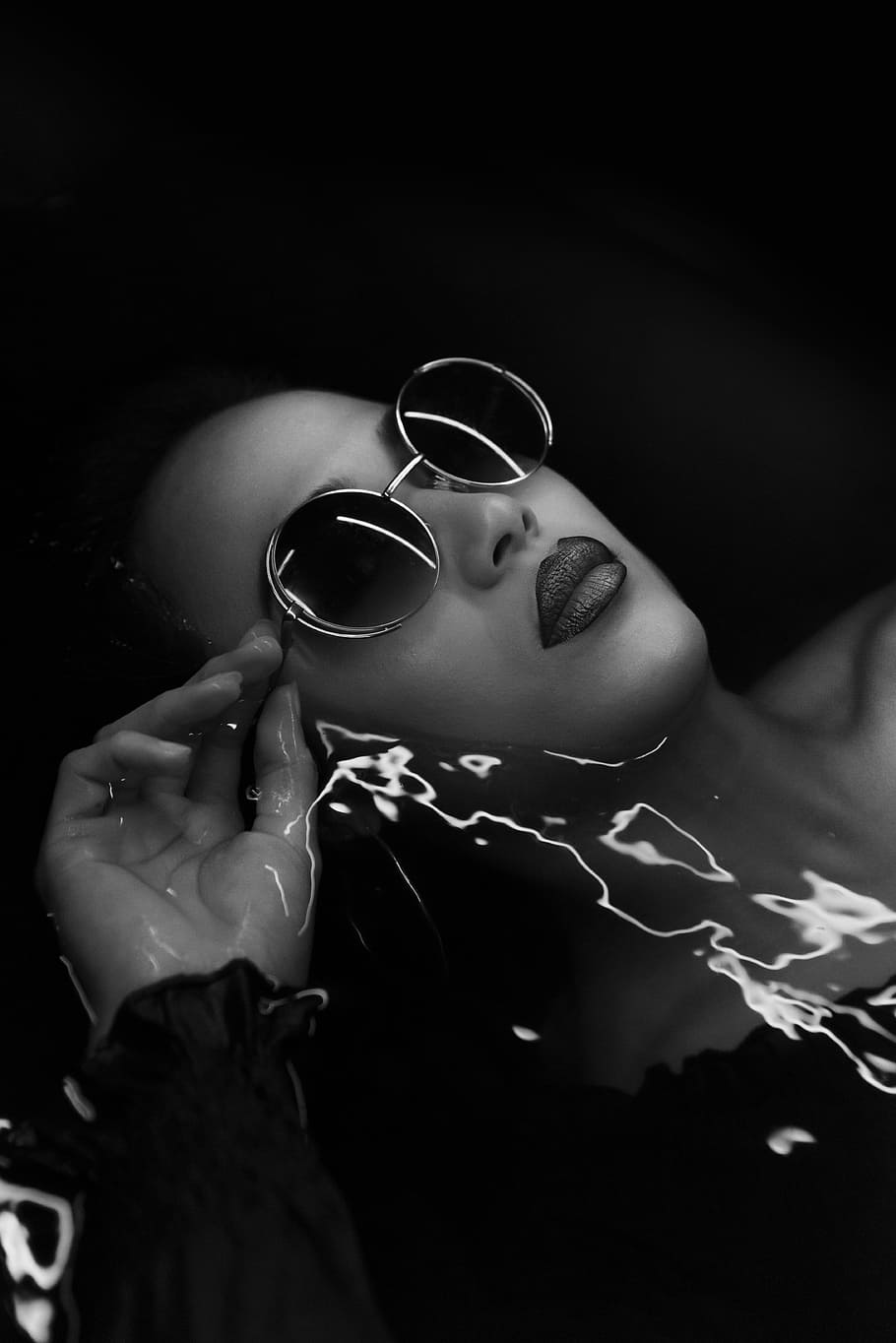woman's hippie style sunglasses, reflection, white, black and white HD wallpaper