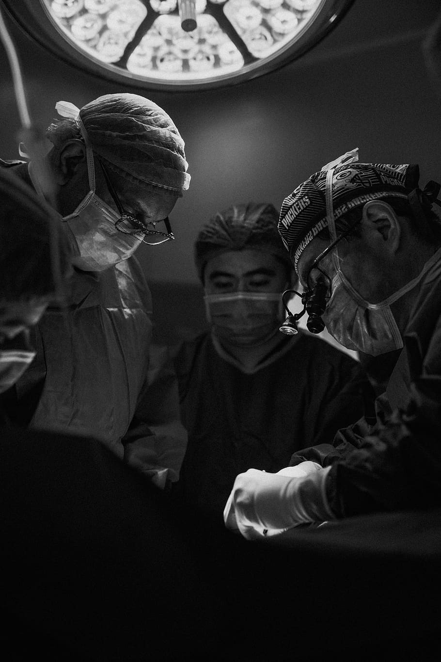 gray scale photo of three nurses and doctor about to perform surgery, HD wallpaper