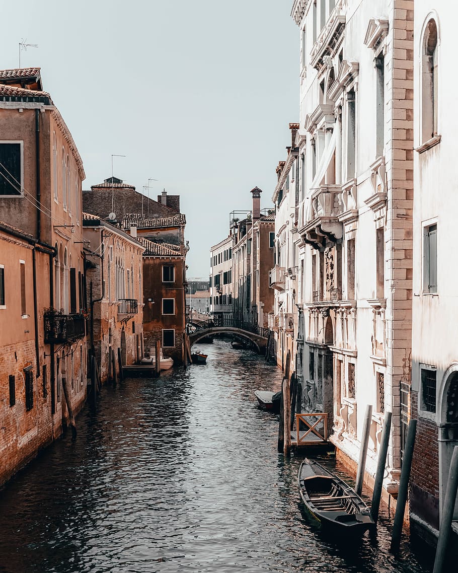 river between buildings at daytime, building exterior, built structure HD wallpaper