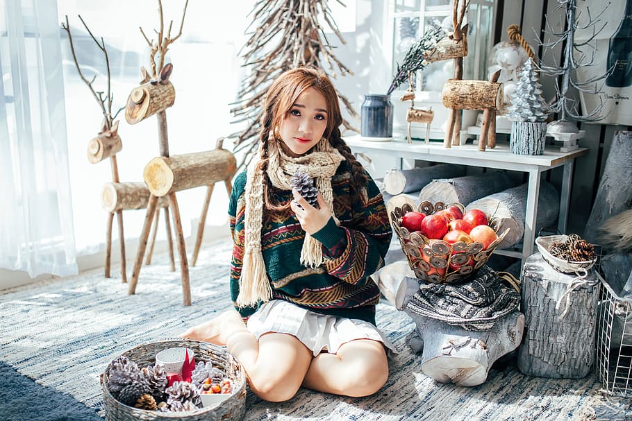 woman kneeling near table, person, noel, anthonytran, simple HD wallpaper