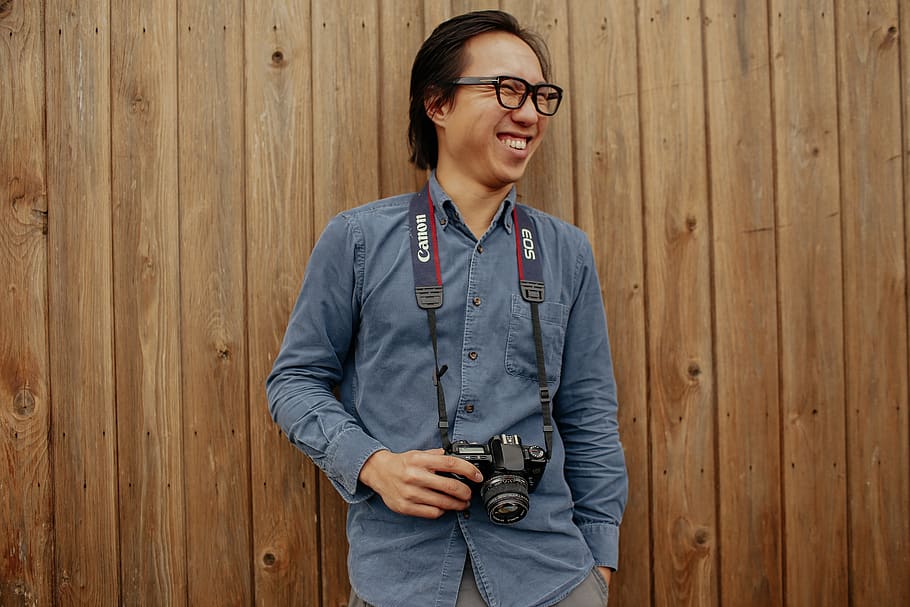 smiling man holding camera, human, person, photography, photographer HD wallpaper