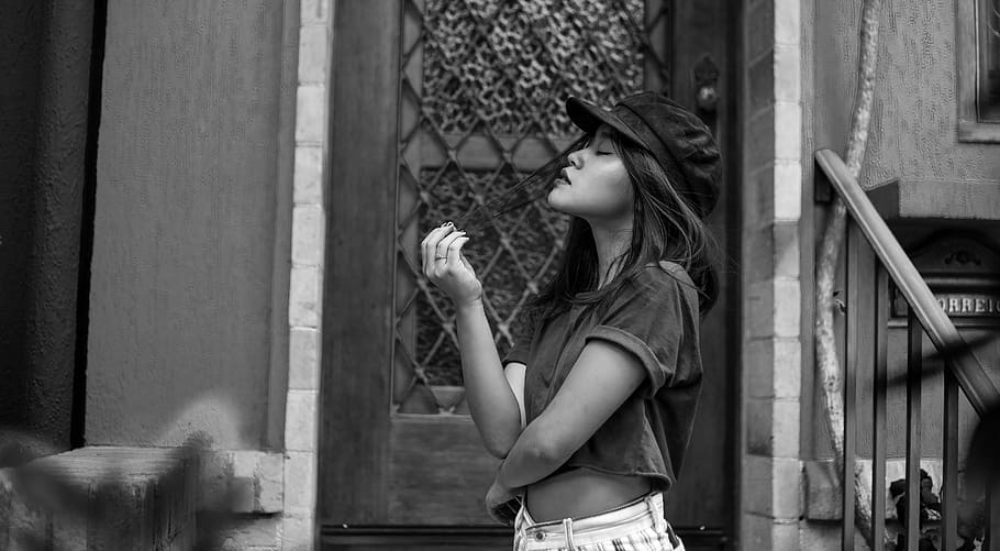 Greyscale Photography of Woman Near the Door, adolescent, black and white HD wallpaper
