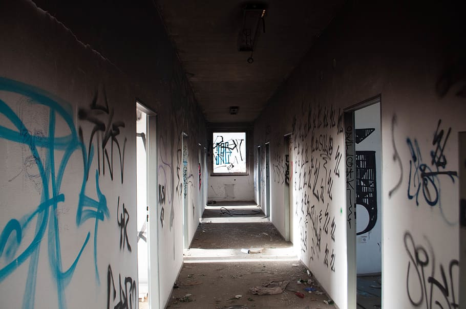 Empty Hallway With Black and Blue Graffiti, abandoned, architecture HD wallpaper