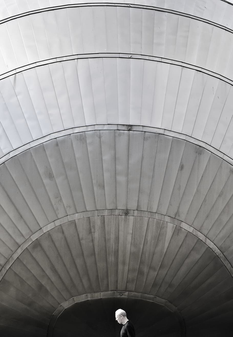 man standing in front gray wall, person, building, ceiling, architecture HD wallpaper