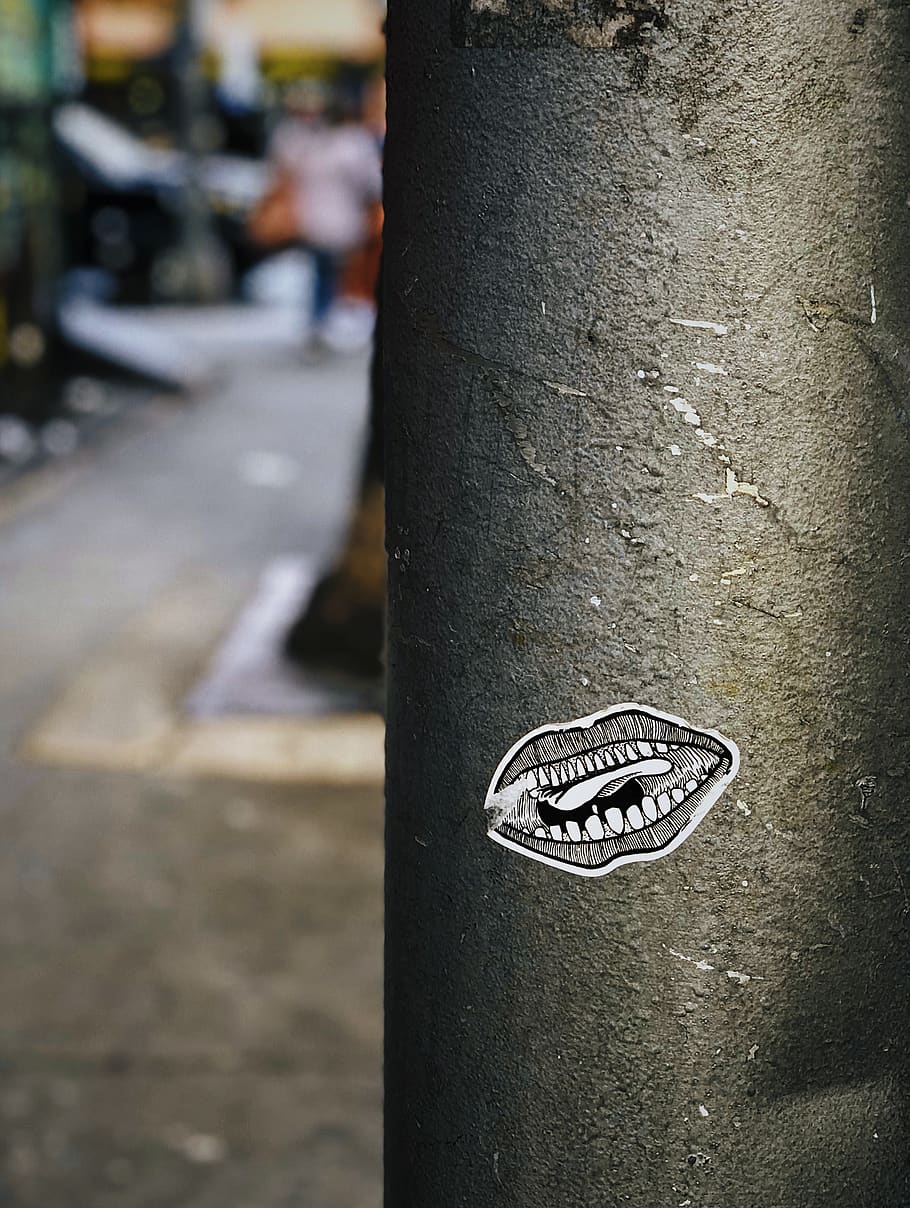 smile, nyc, focus on foreground, close-up, incidental people HD wallpaper