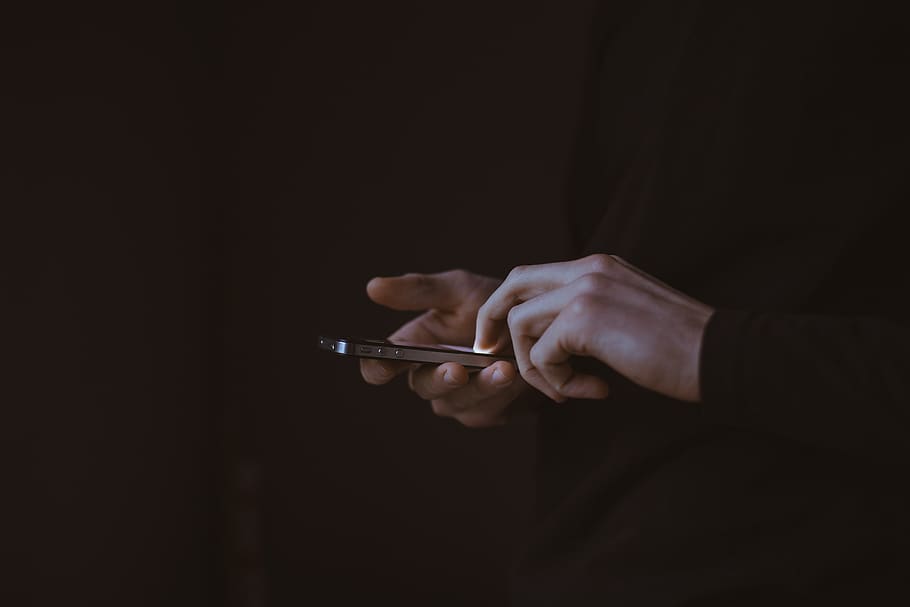 dark, people, man, guy, texting, mobile, phone, electronic HD wallpaper
