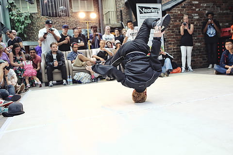 Man Head Spin, activity, agility, balance, battle, breakdancing HD wallpaper