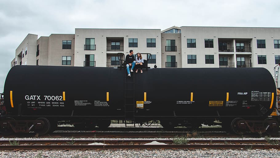 black train near white building, nashville, united states, urban, HD wallpaper