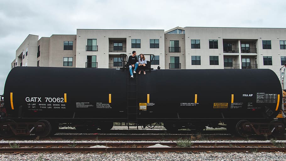 black train near white building, nashville, united states, urban HD wallpaper
