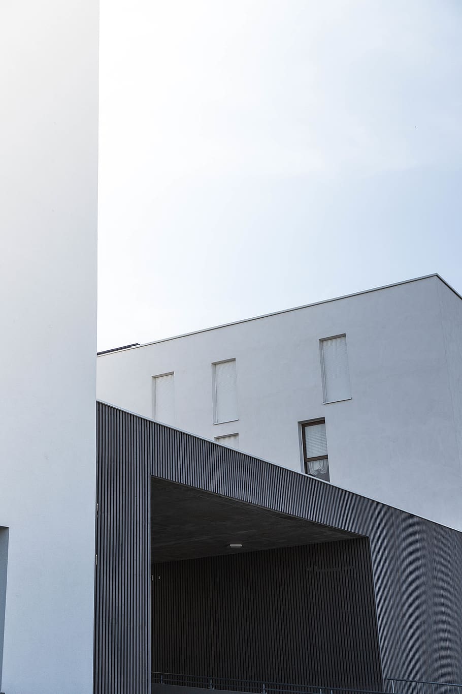 gray concrete building, office building, architecture, banister HD wallpaper