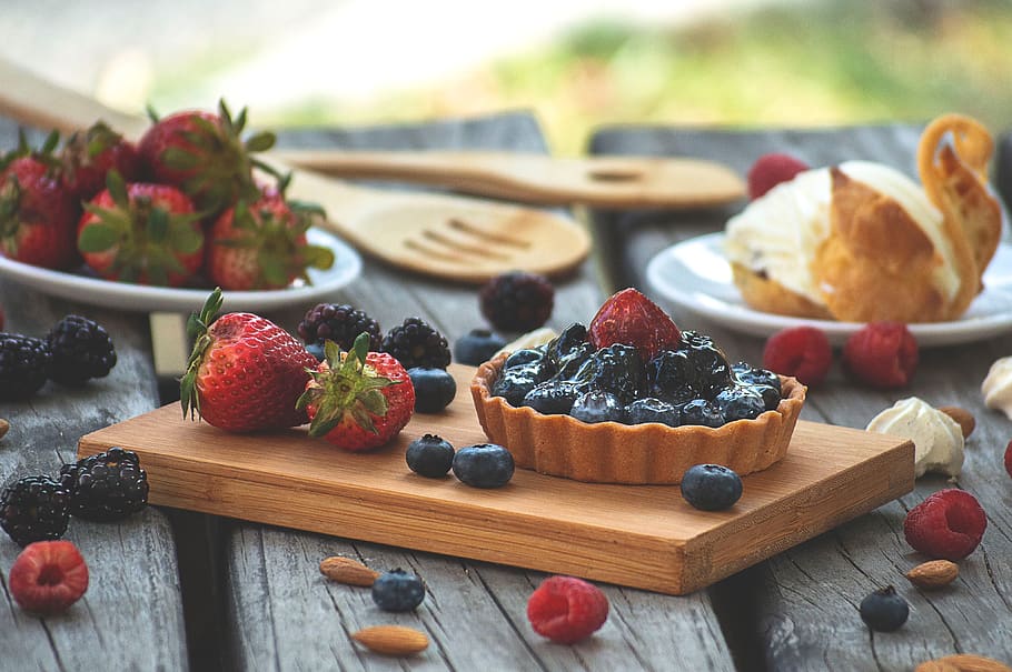 blueberry pie on platter, berry fruit, food, food and drink, freshness HD wallpaper