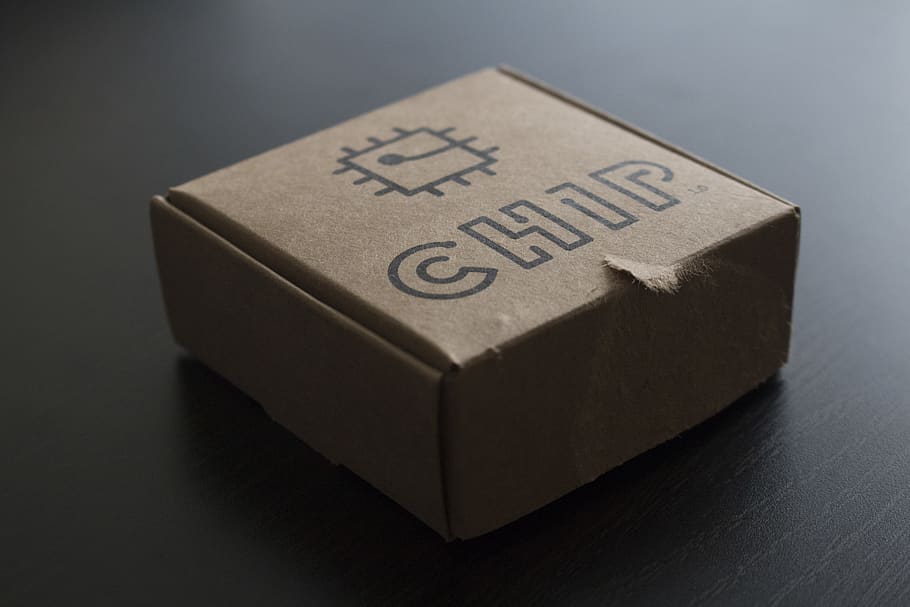 chip, box, closeup, close up, gray, grey, brown, wood, collectables HD wallpaper