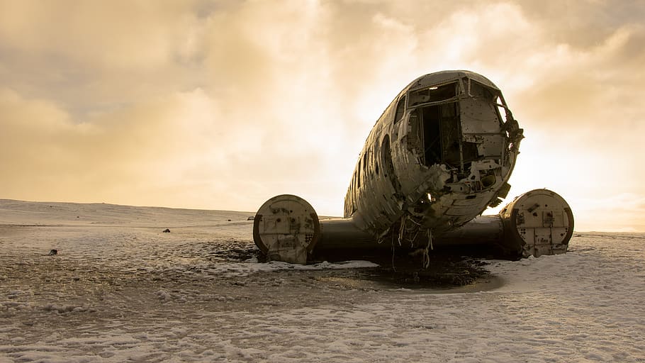 wreck plane on shore, sky, land, nature, sand, cloud - sky, air vehicle HD wallpaper