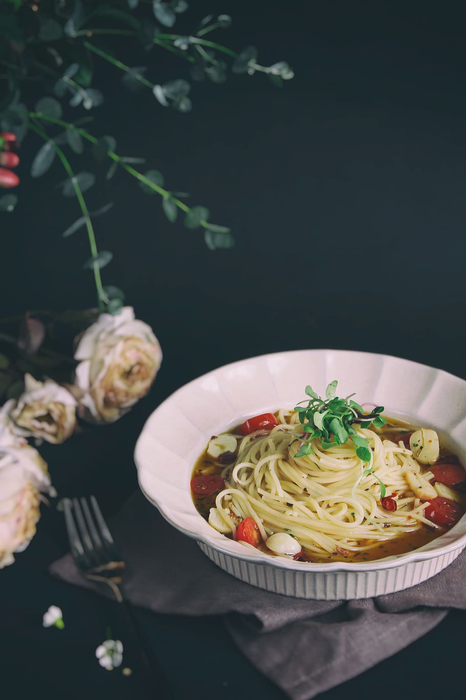 cooked pasta in bowl, rose, leaf, fork, spagetti, food, meal HD wallpaper