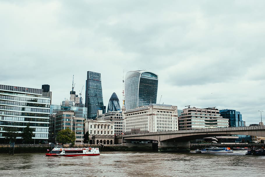 Thames river with London skyscrapers in the background on a cloudy day, HD wallpaper