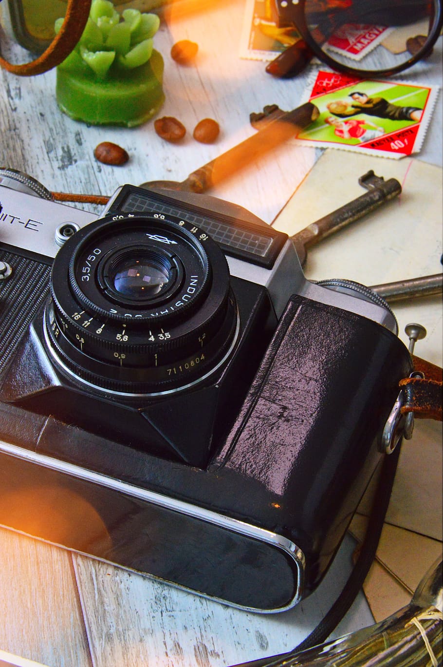 Black and Gray Camera on Table Beside of Skeleton Keys, background HD wallpaper