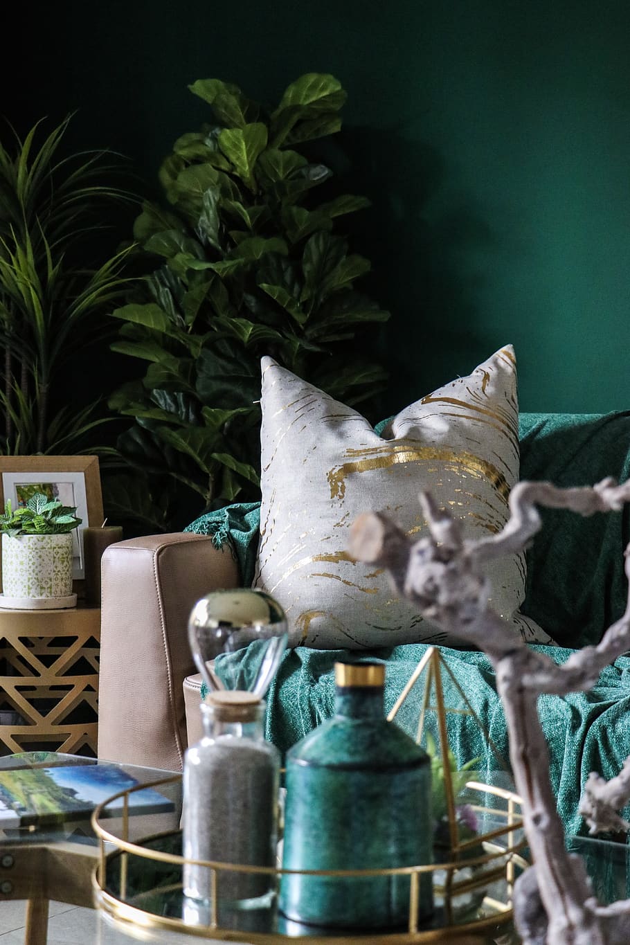 white throw pillow, cushion, plant, blue, tv, emerald and gold HD wallpaper