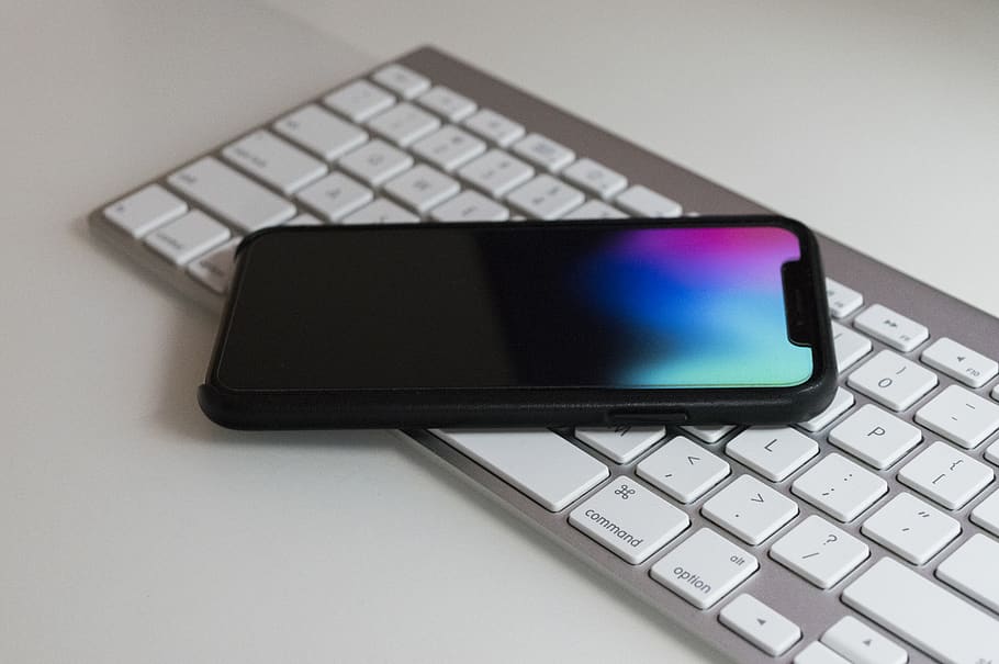 Android smartphone on Apple magic keyboard, wireless technology HD wallpaper