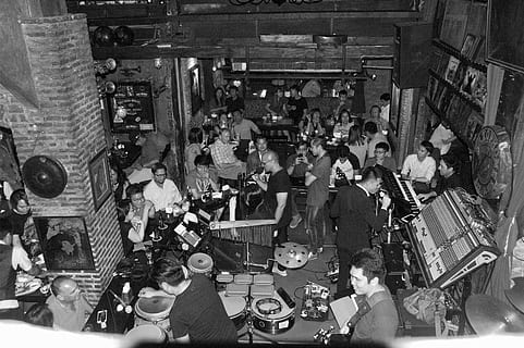 saxophone, jazz, pub, group of people, real people, crowd, large group of people HD wallpaper