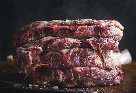 Raw Meat on Brown Wooden Surface, beef, beef chuck, beef steak HD wallpaper