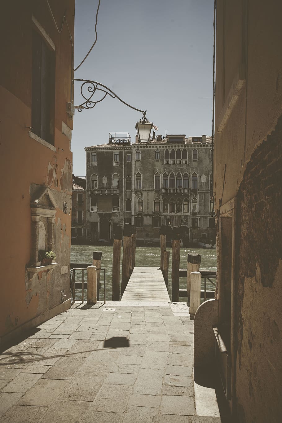 path, walkway, flagstone, road, building, city, town, urban HD wallpaper