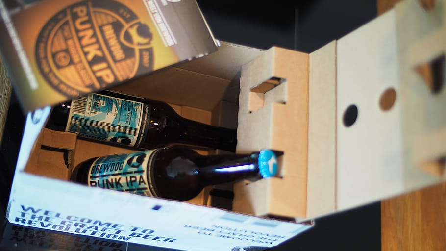 Two Black Labeled Bottles in Box, alcoholic beverages, bar, beer HD wallpaper