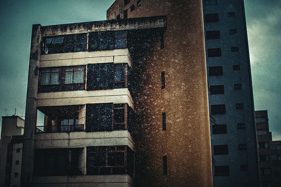 brown concrete building under white skies, home decor, urban HD wallpaper