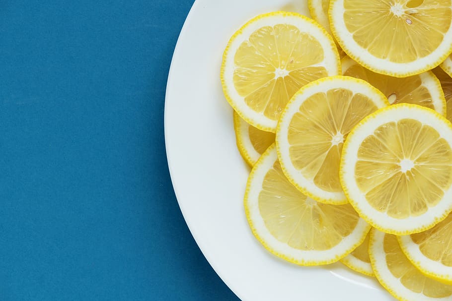 Plate of Lemonades, blue background, bright, citrus, close-up HD wallpaper