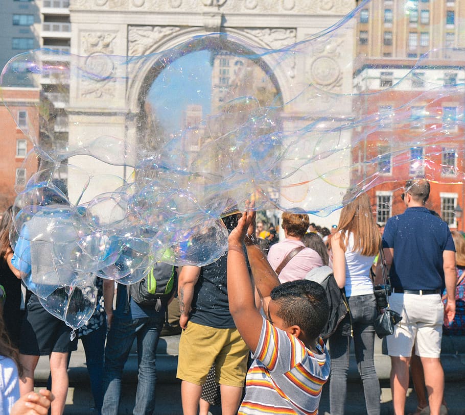 bubbles, warm day, nyc, people outside, children playing, rainbow bubbles HD wallpaper