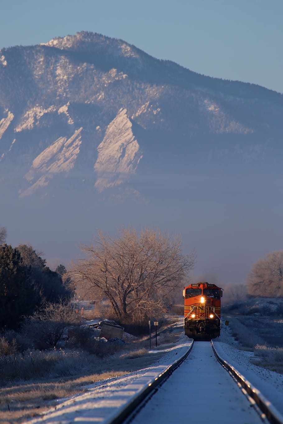 train near mountain range, united states, boulder, grey, outdoors HD wallpaper