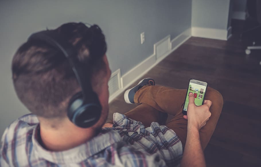 mobile, phone, inside, house, people, guy, man, headphone, sitting HD wallpaper