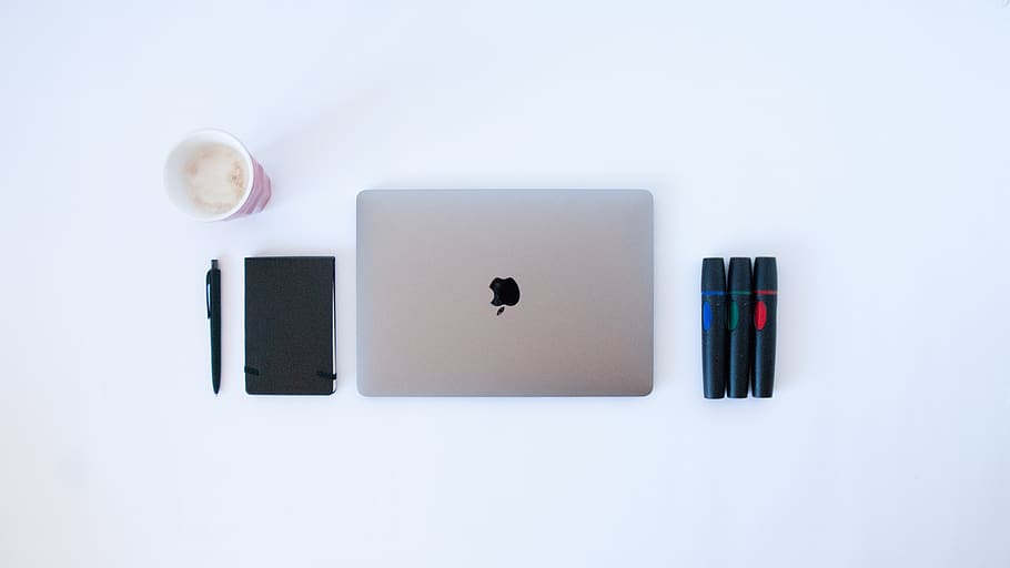 silver MacBook, studio shot, indoors, no people, white background HD wallpaper