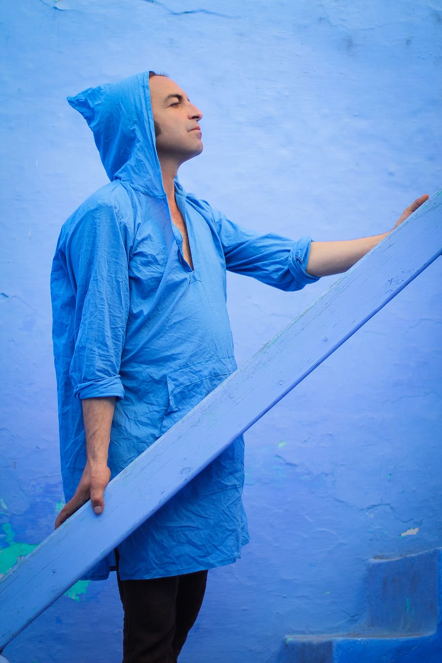 man holding blue plank, person, human, people, morocco, asilah, HD wallpaper