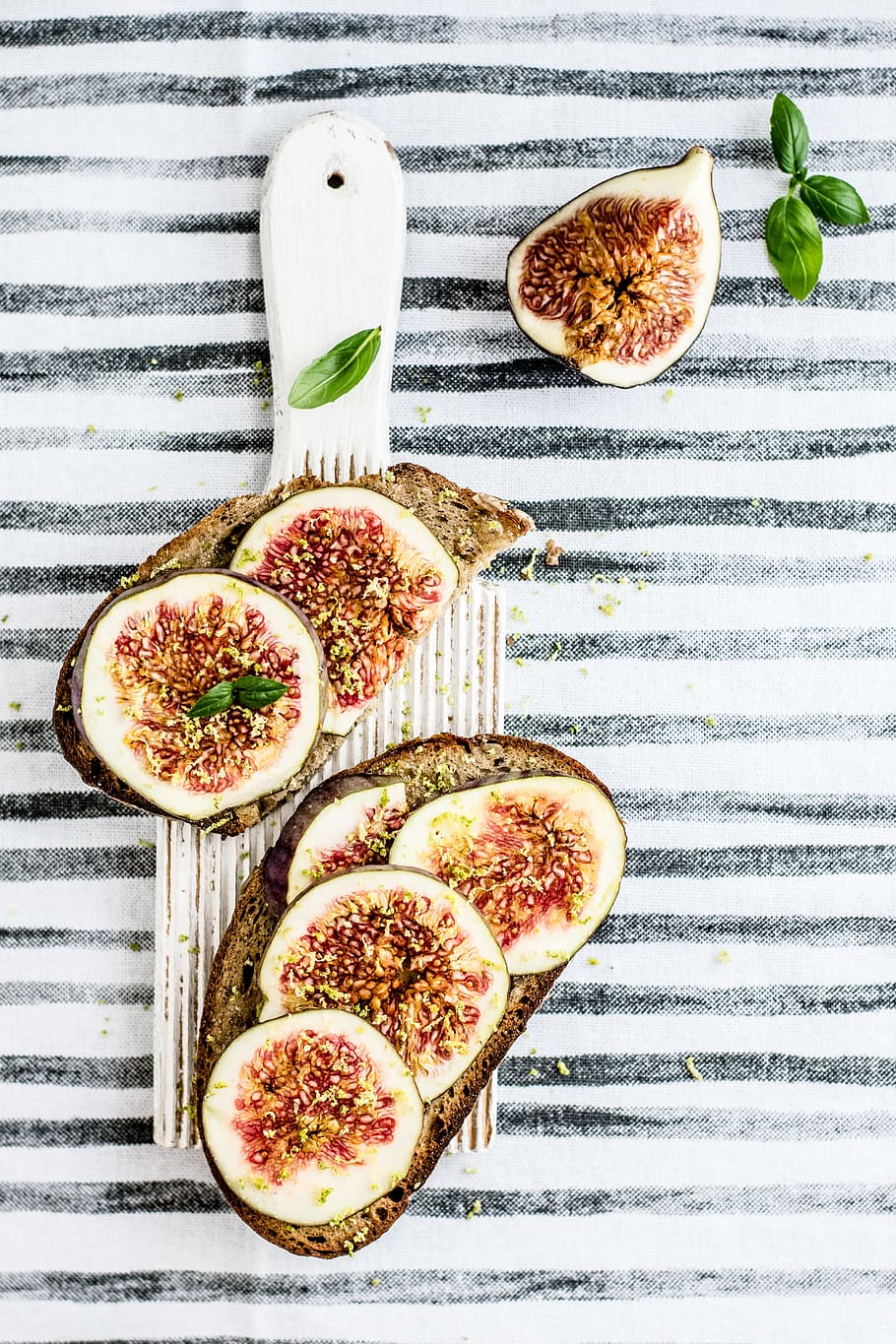 sliced figs, toast, cutting board, tablecloth, leaf, bread, food HD wallpaper