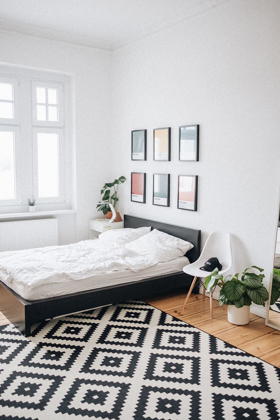 black platform bed with white mattress inside bedroom, print, HD wallpaper