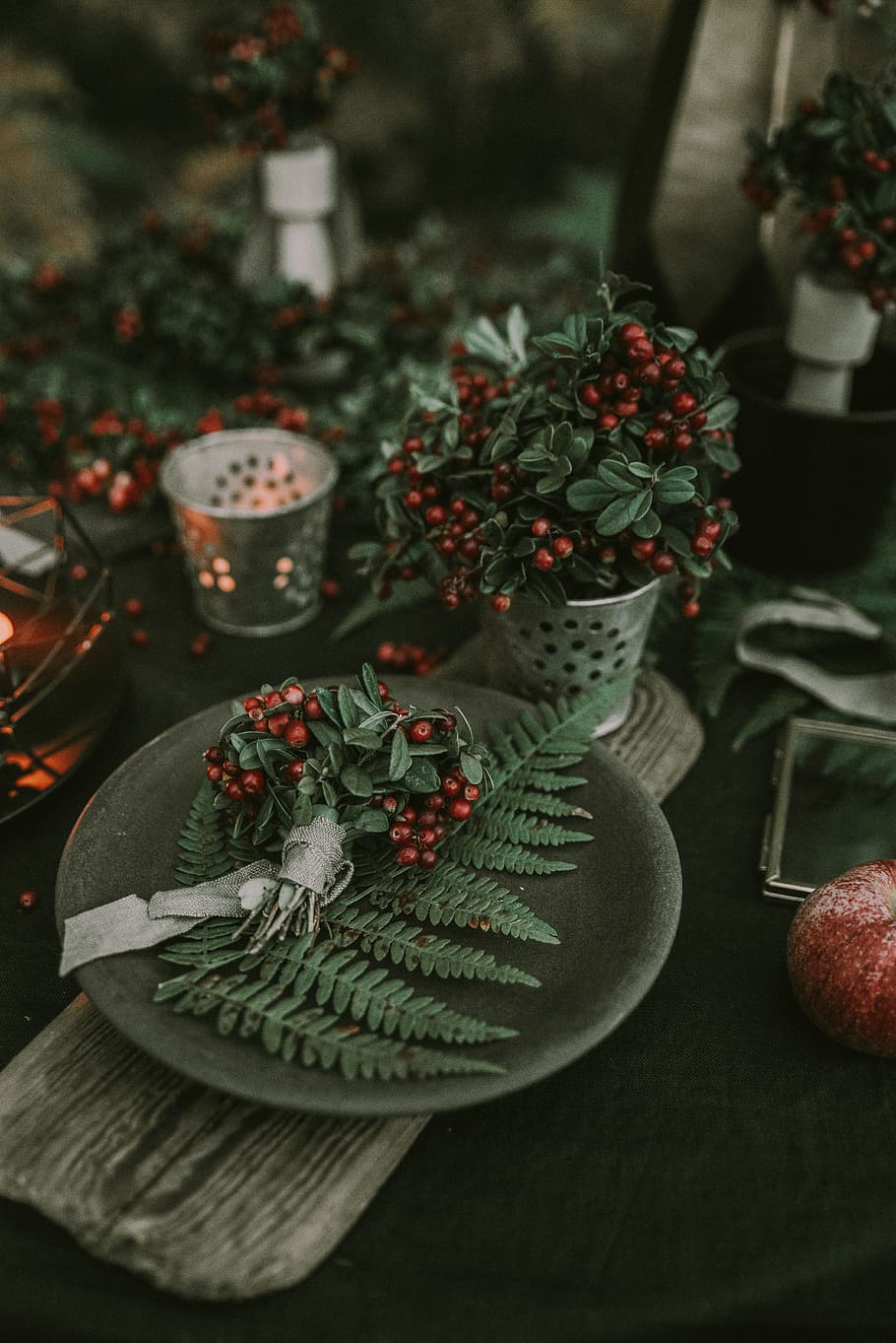 green leaf plant on gray plate, table setting, berries, berry HD wallpaper