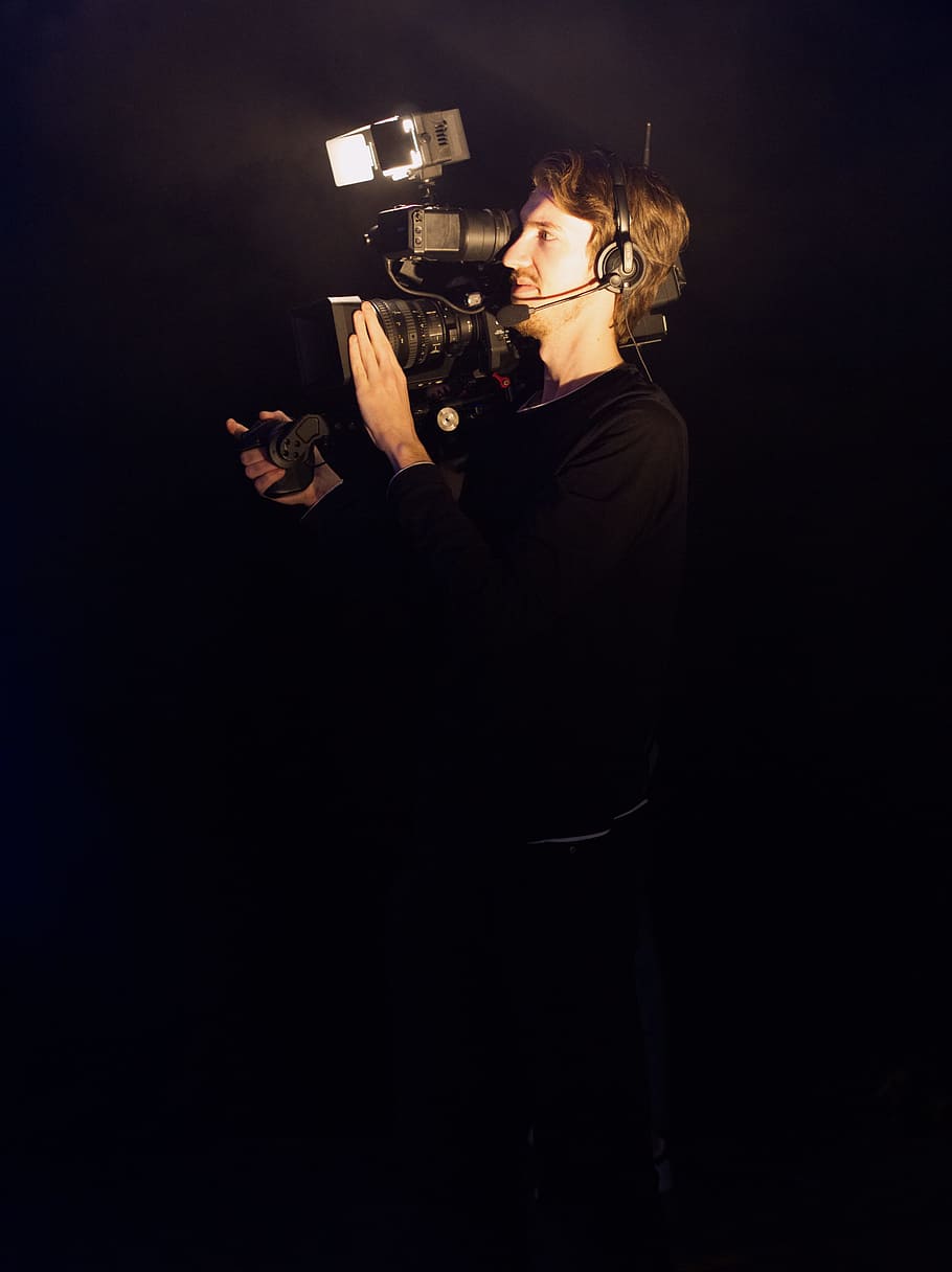 Man Wearing Black Long-sleeved Shirt Using Video Camera, camera equipment HD wallpaper