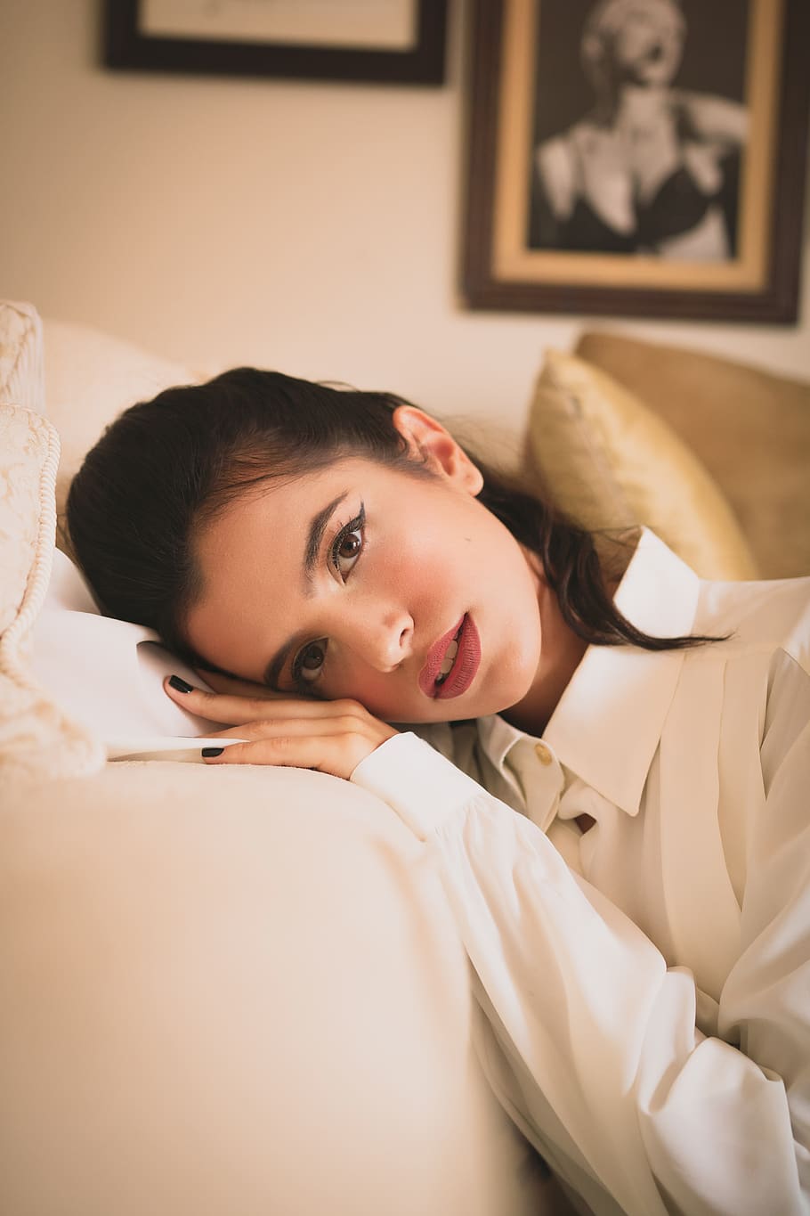 Woman Leaning on White Sofa Inside Room, beautiful, cute, elegant HD wallpaper