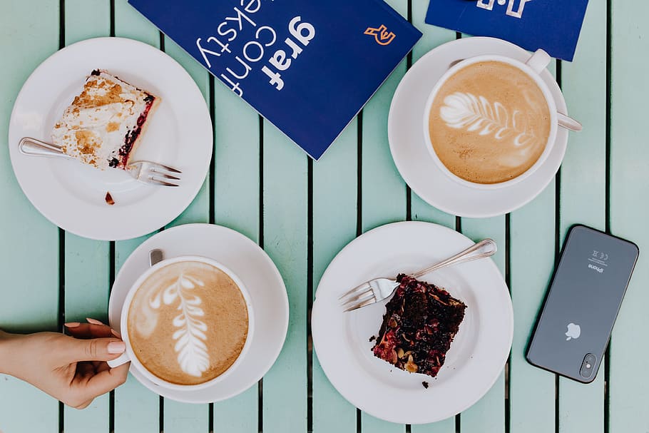 Drinking coffee and eating cake in a cafeteria, retaurant, lunch HD wallpaper