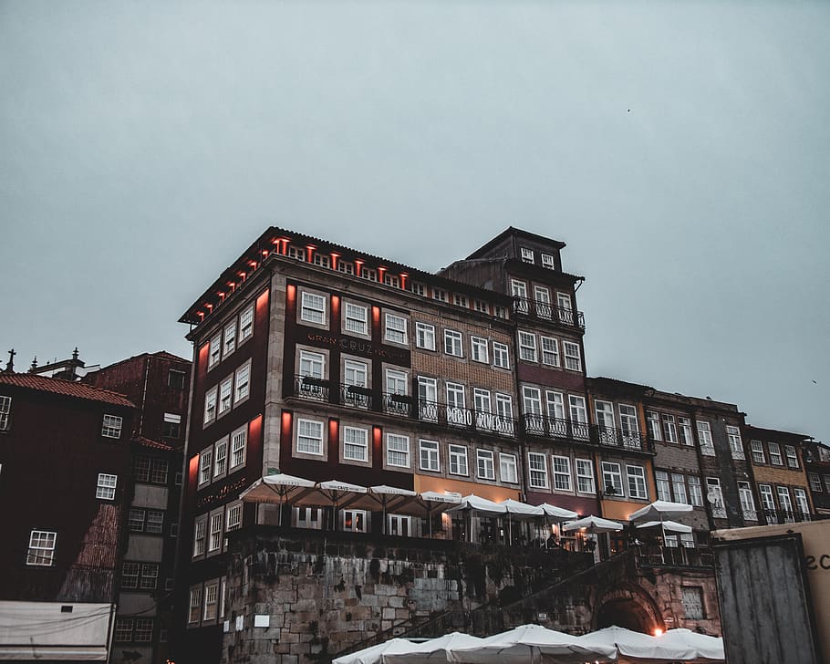 brown building under gray sky, town, city, metropolis, urban HD wallpaper