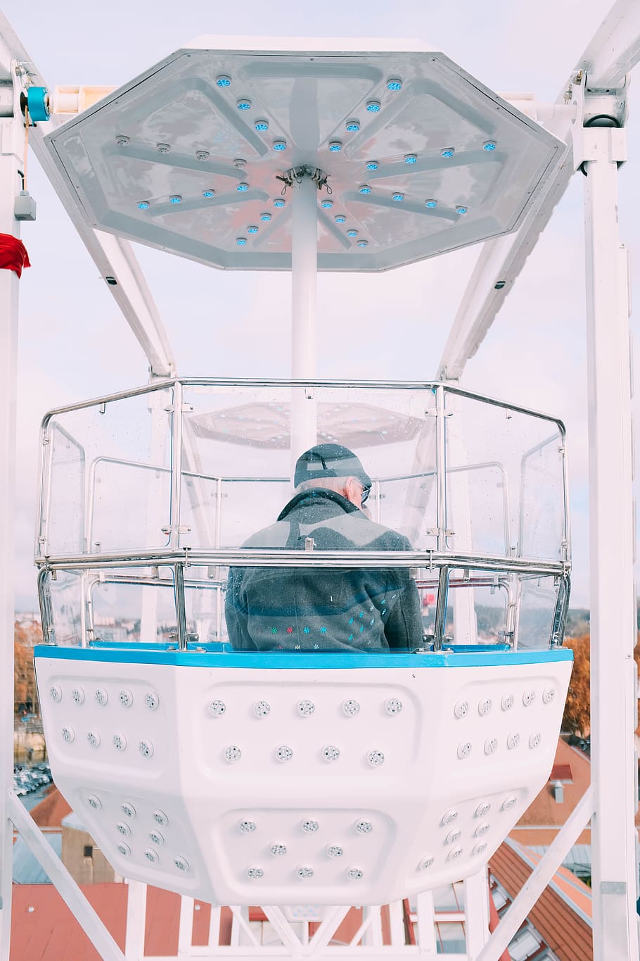 man riding ferries wheel, person, human, tub, hot tub, jacuzzi HD wallpaper
