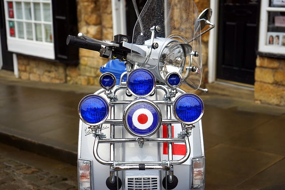 White Motor Scooter, blur, close-up, doors, focus, headlight HD wallpaper
