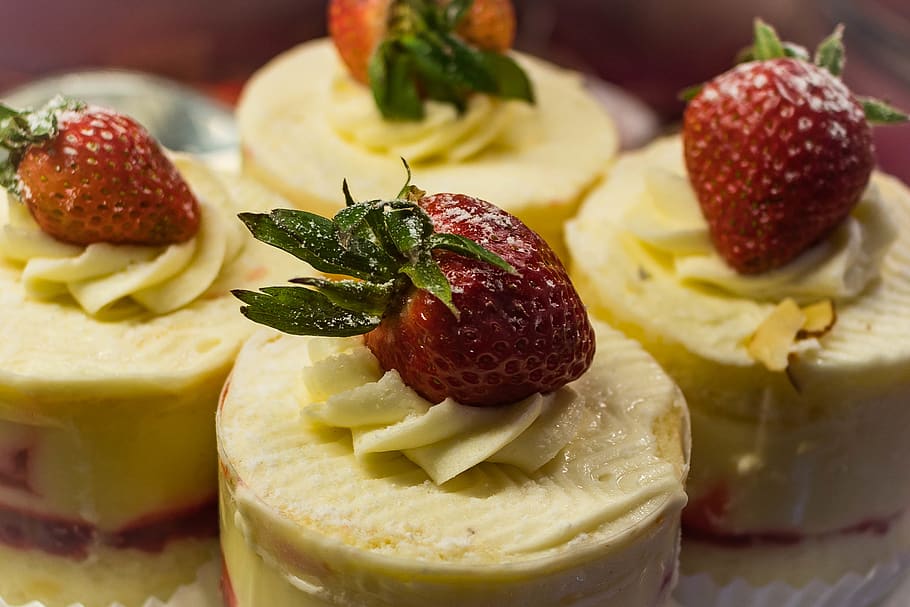 Close-up Photography of Strawberry Shortcakes, baking, berries HD wallpaper