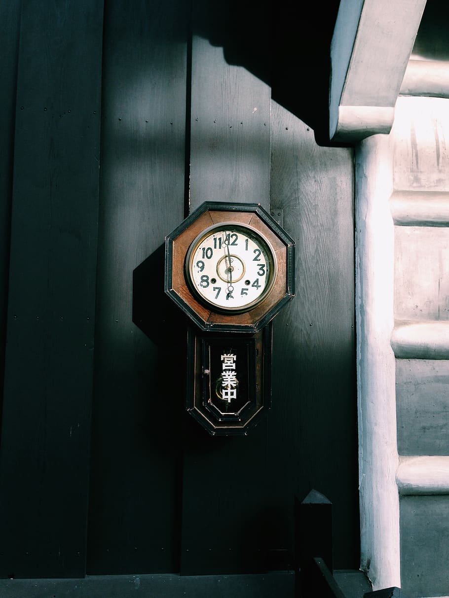 Photo White Analog Wall Clock, antique, time, vintage, wall - building feature HD wallpaper